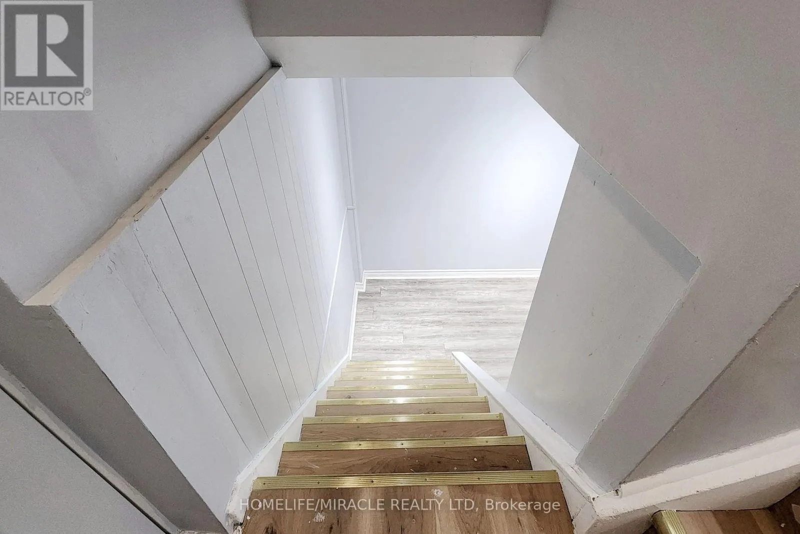MAIN FLOOR - 253 WILSON ROAD N