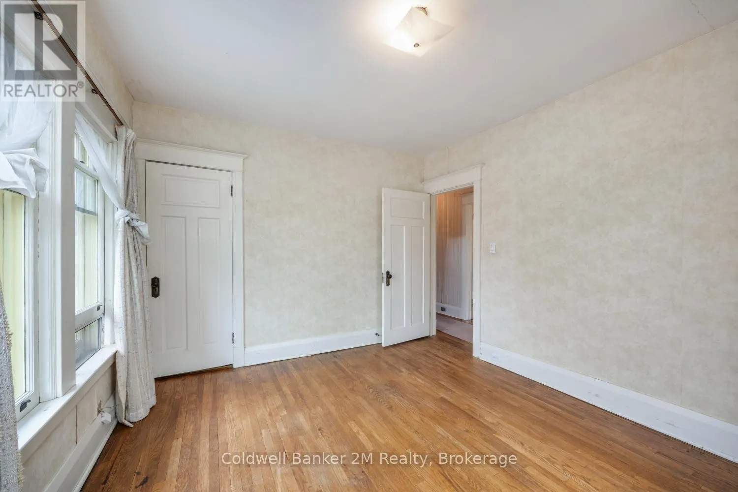 408 SIMCOE STREET N