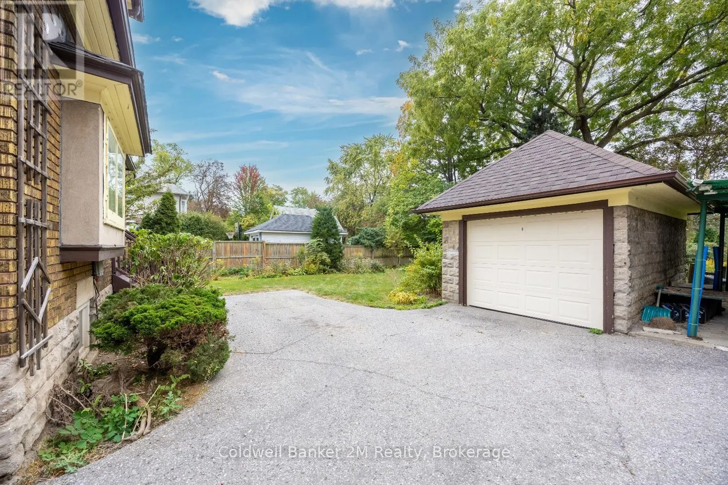 408 SIMCOE STREET N