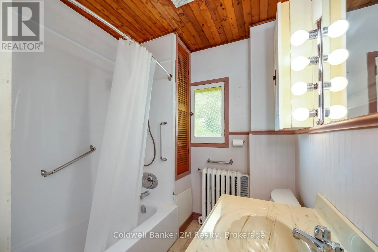 408 SIMCOE STREET N