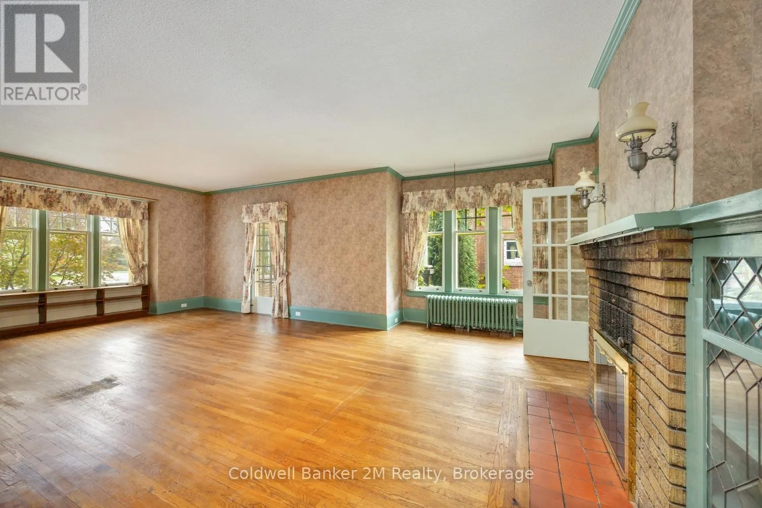408 SIMCOE STREET N