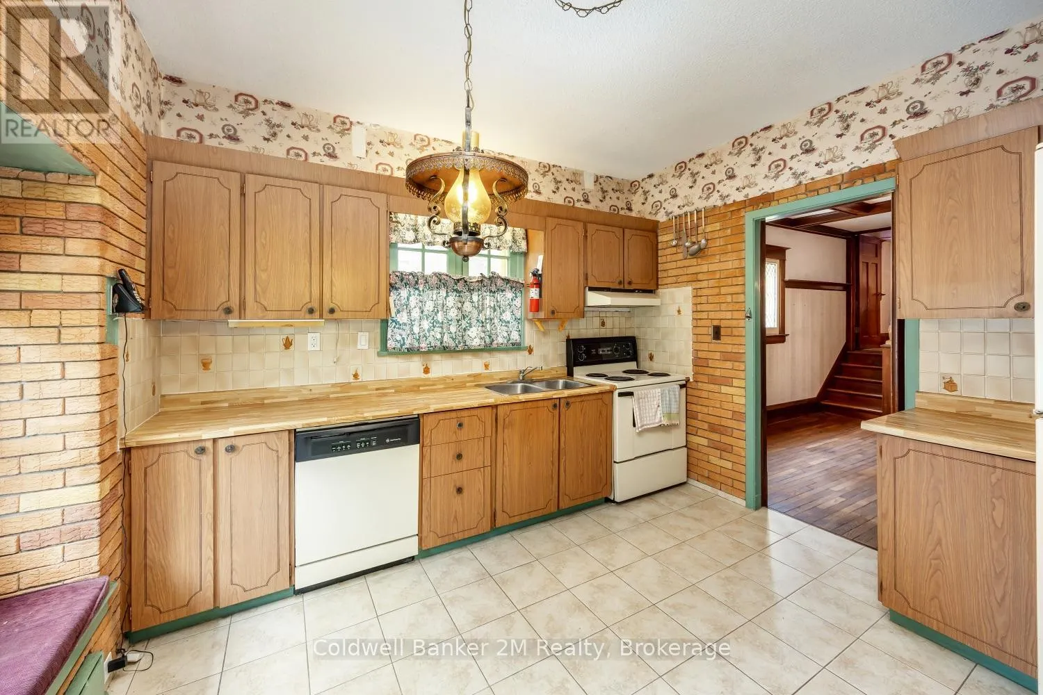 408 SIMCOE STREET N