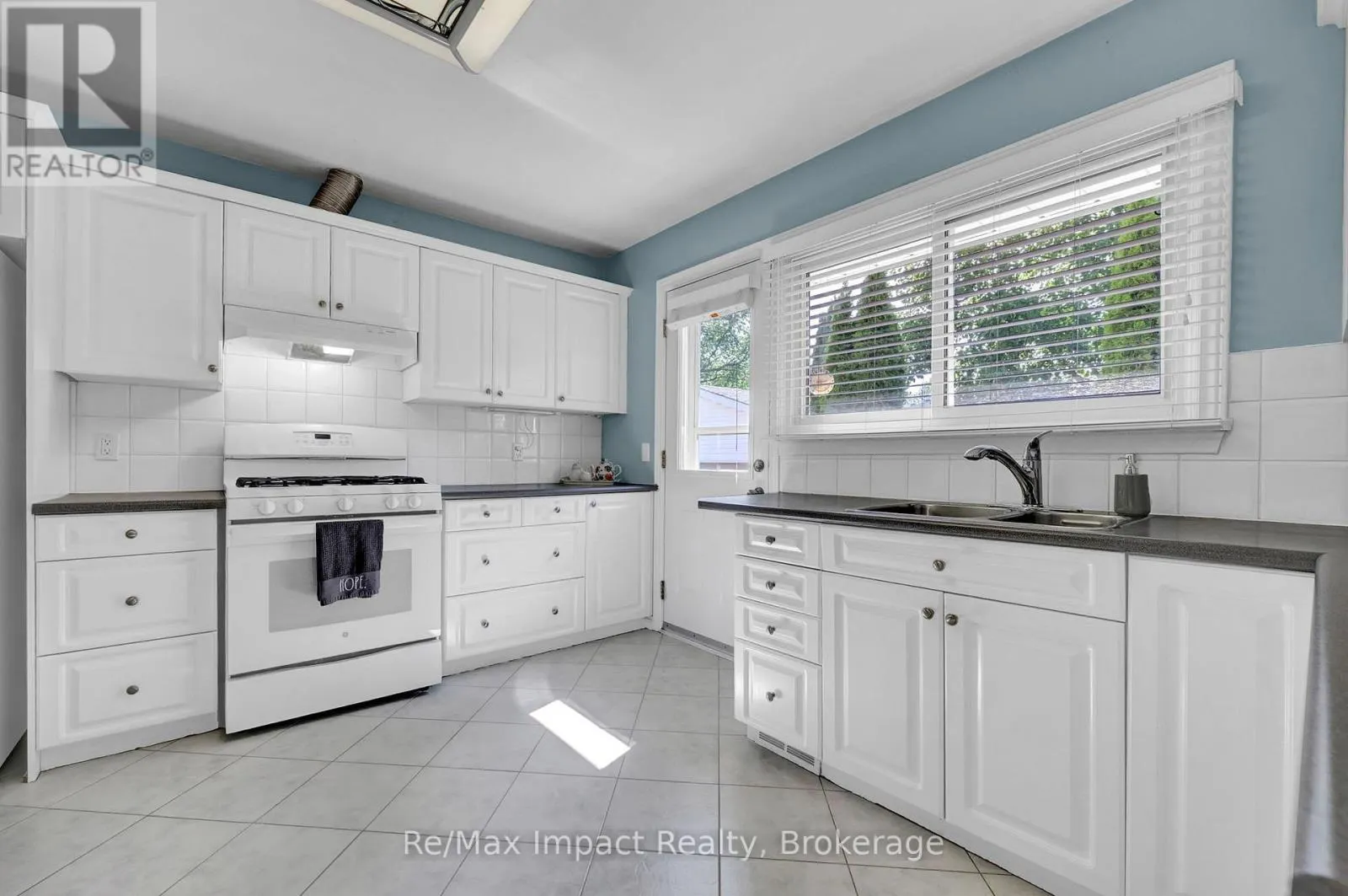 702 WESTDALE COURT