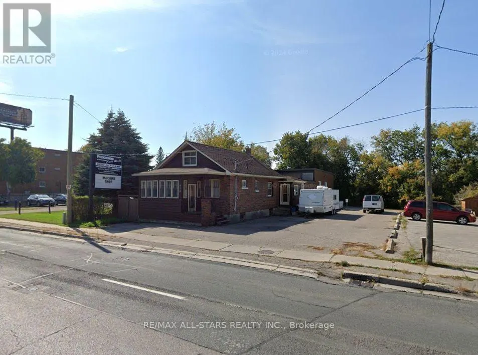 818 SIMCOE STREET S