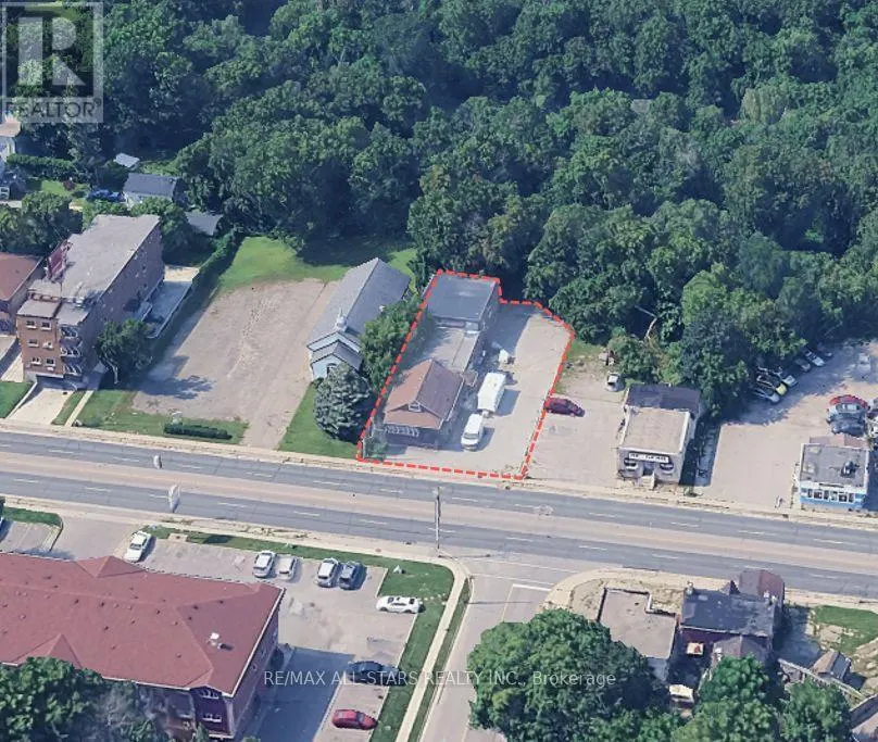 818 SIMCOE STREET S