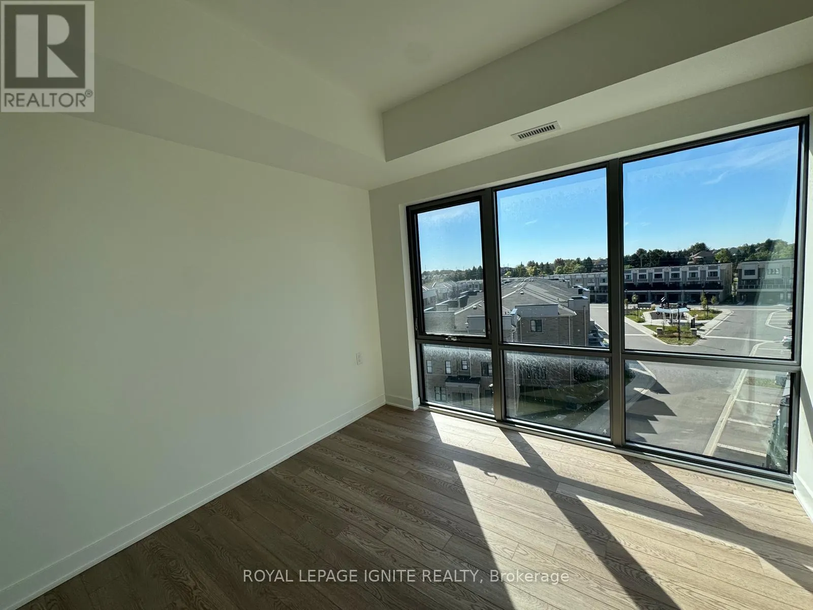 521 - 51 CLARINGTON BOULEVARD