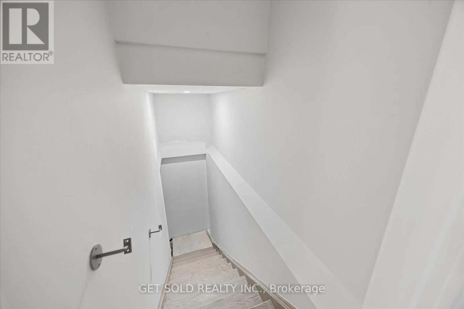 34 HUGGINS DRIVE