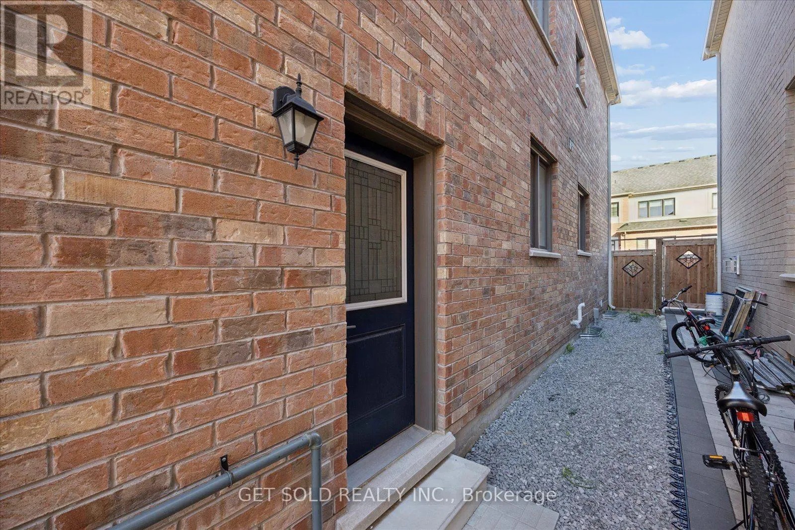34 HUGGINS DRIVE