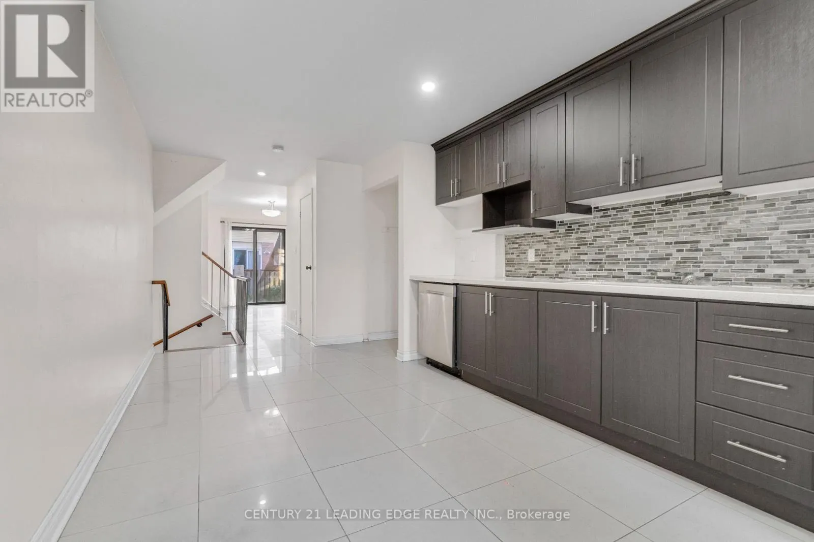 5 KIMBERCROFT COURT