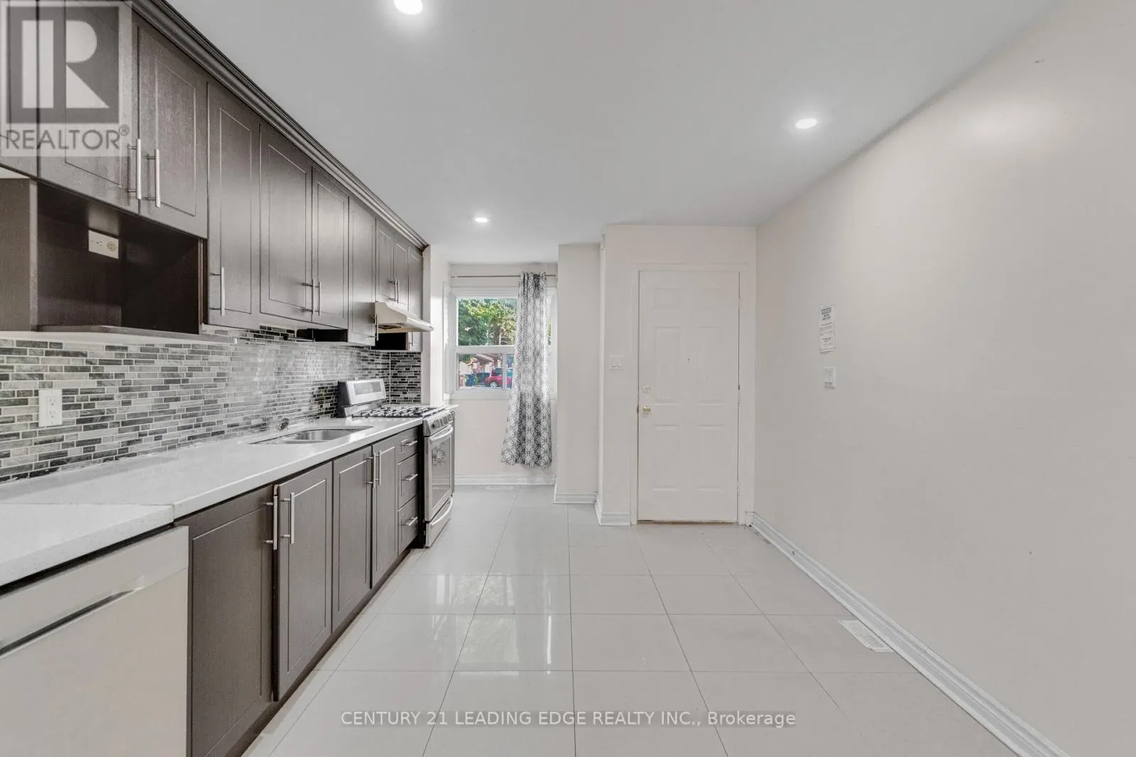 5 KIMBERCROFT COURT
