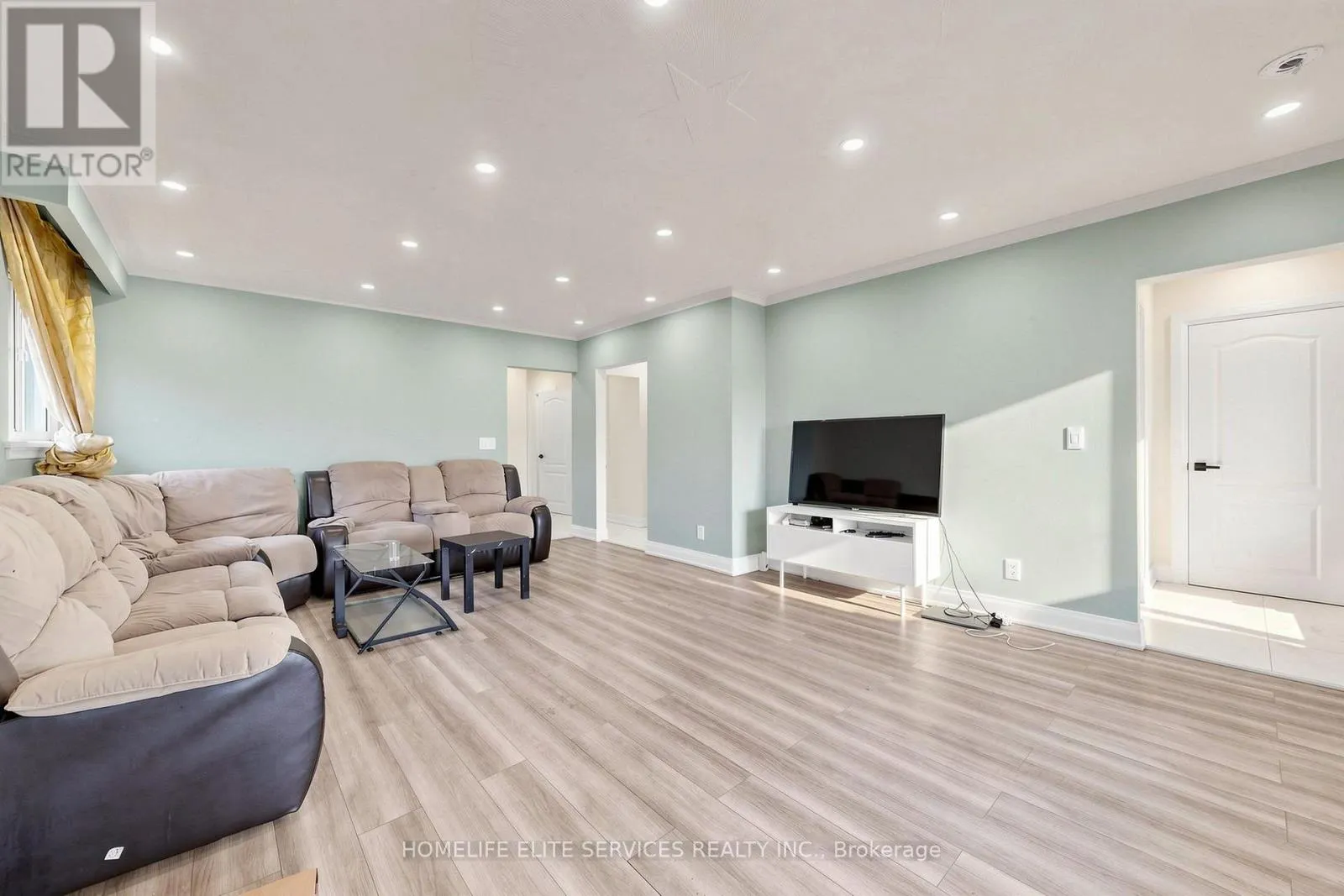 76 GOODERHAM DRIVE