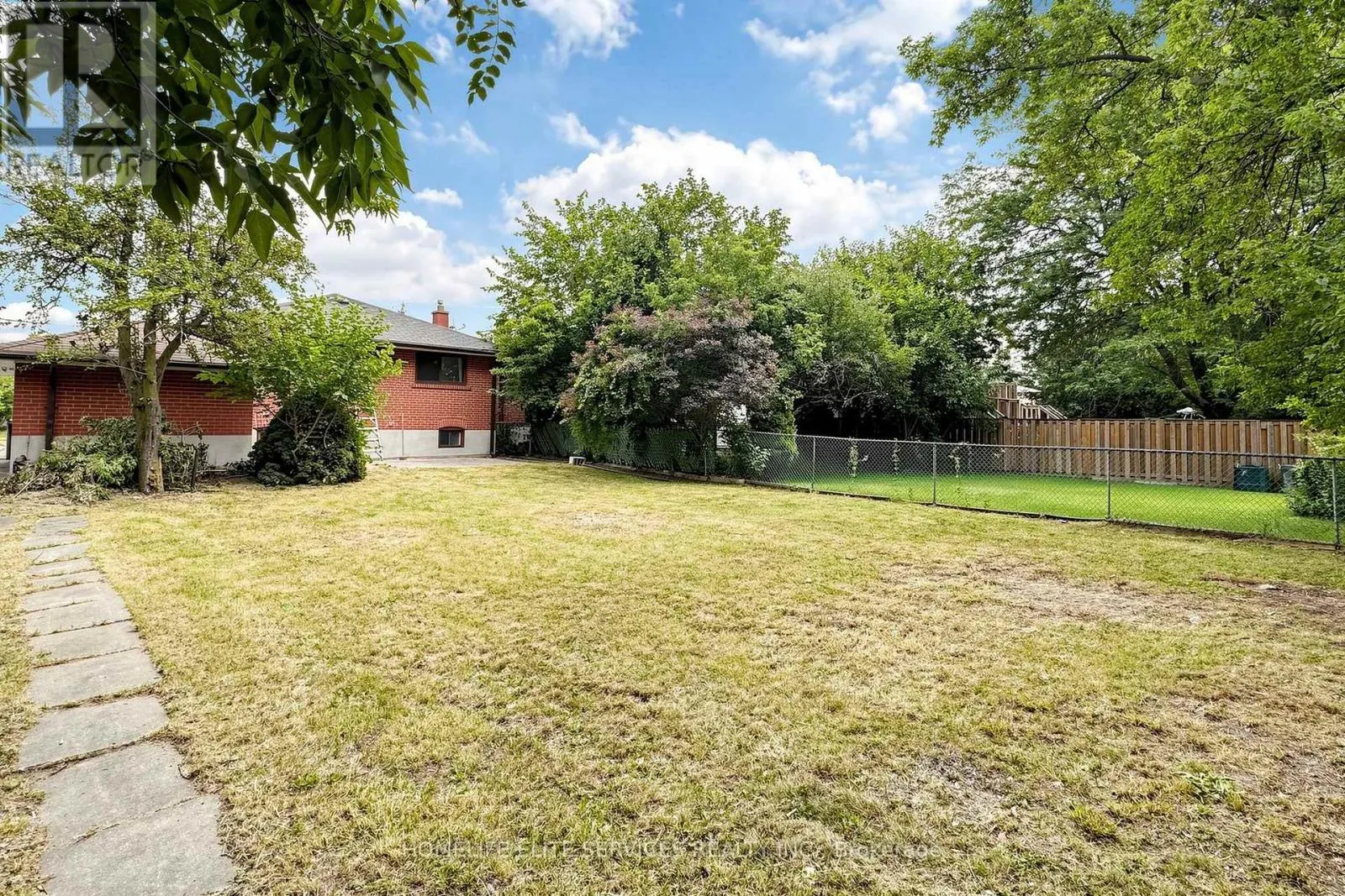 76 GOODERHAM DRIVE