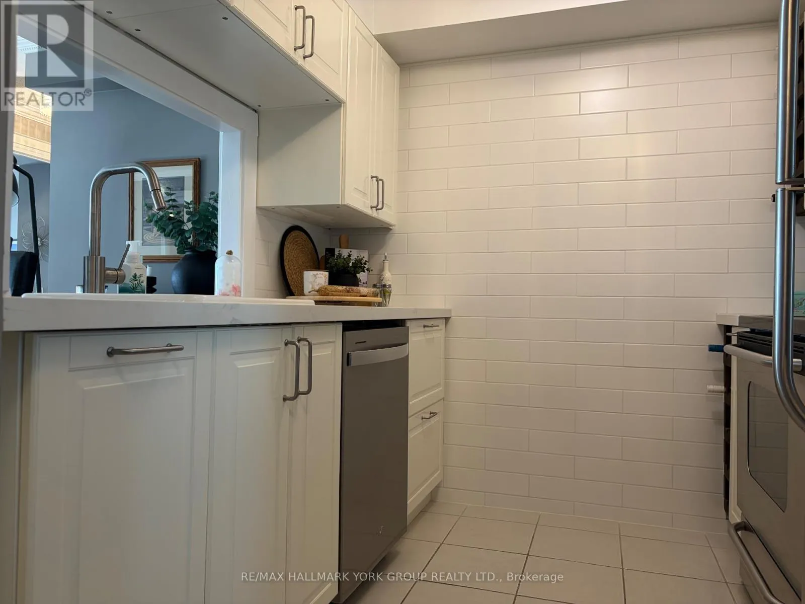 912 - 1200 THE ESPLANADE ROAD N