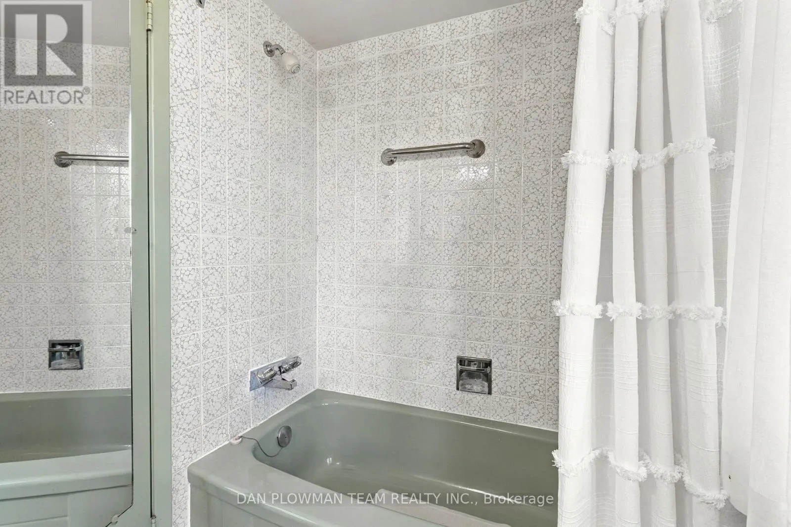 51 ROSALYNNE AVENUE