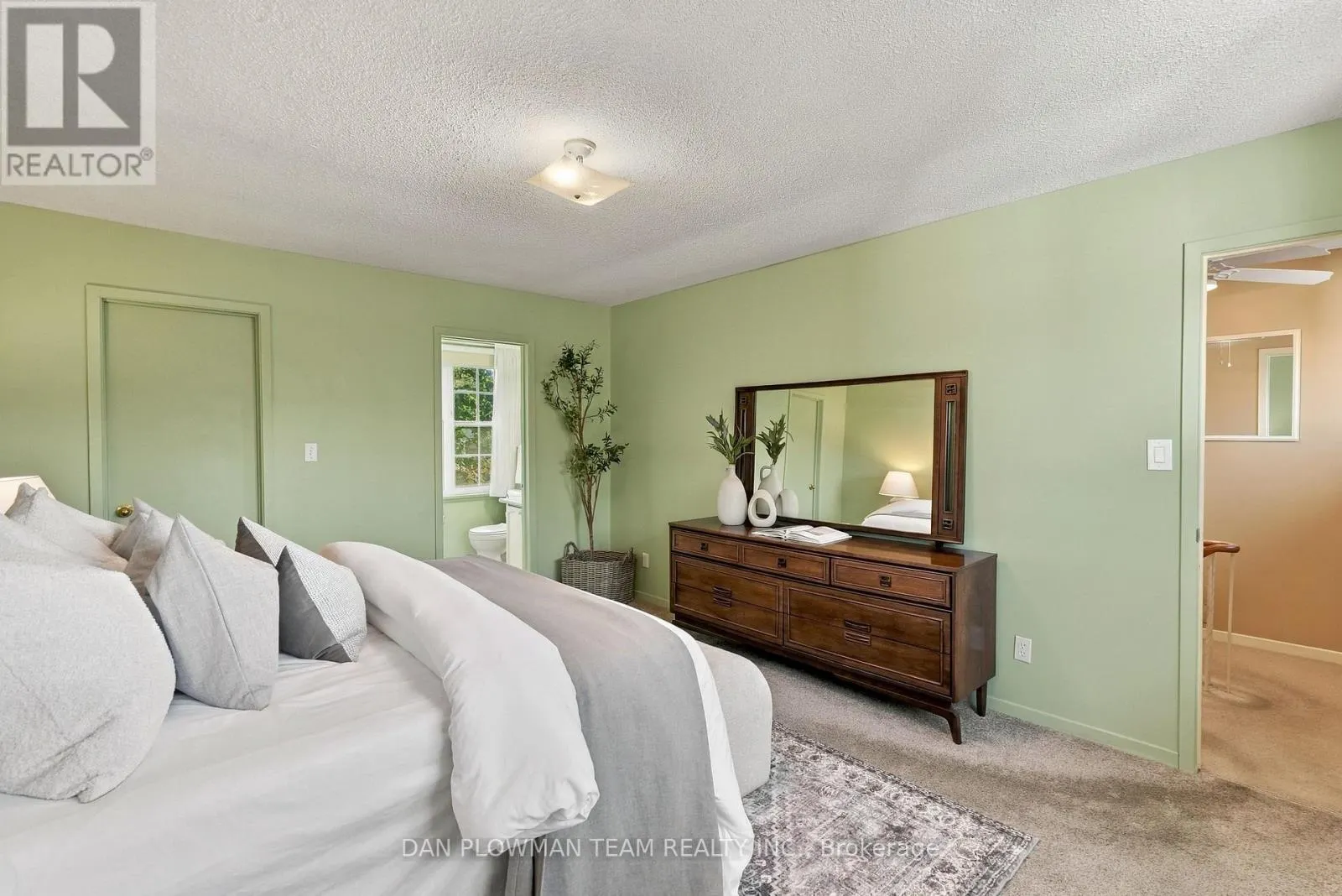 51 ROSALYNNE AVENUE