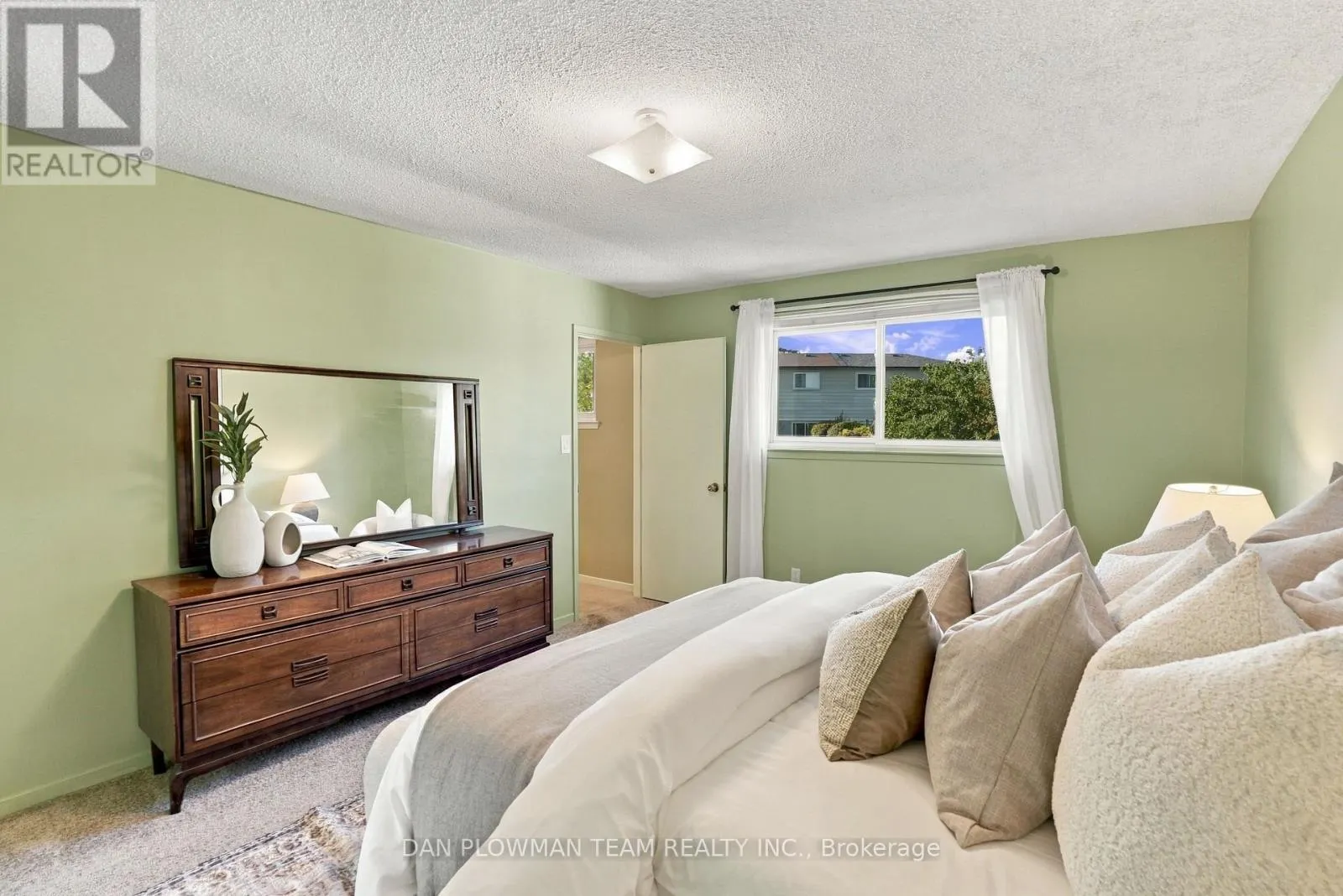 51 ROSALYNNE AVENUE