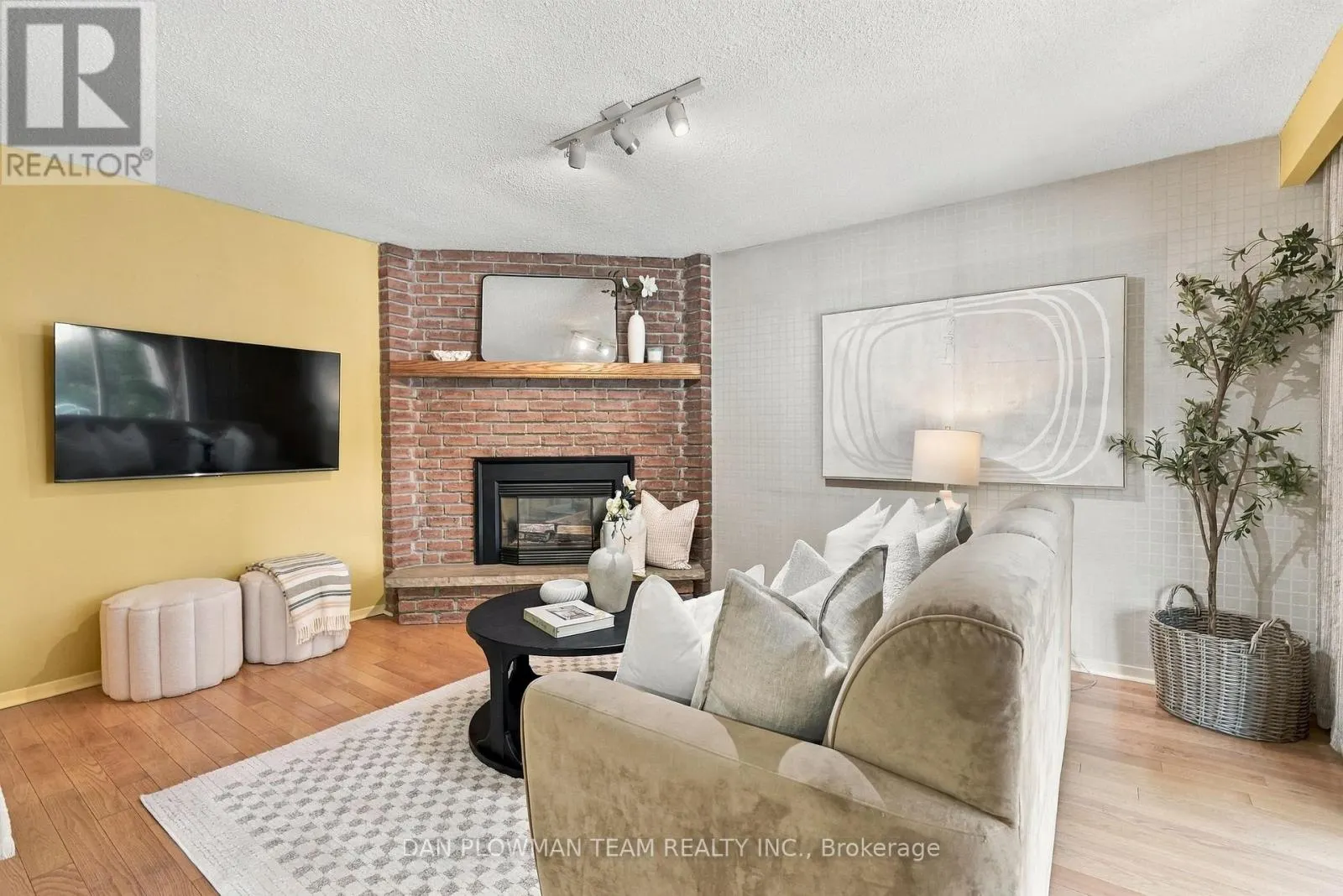 51 ROSALYNNE AVENUE