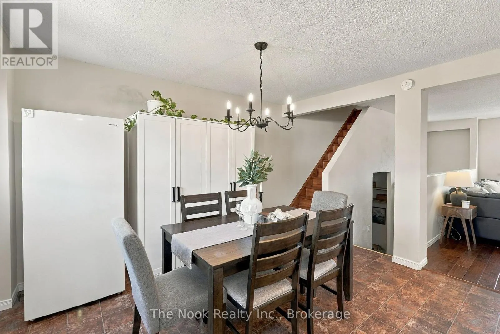 49 - 966 ADELAIDE AVENUE E #49