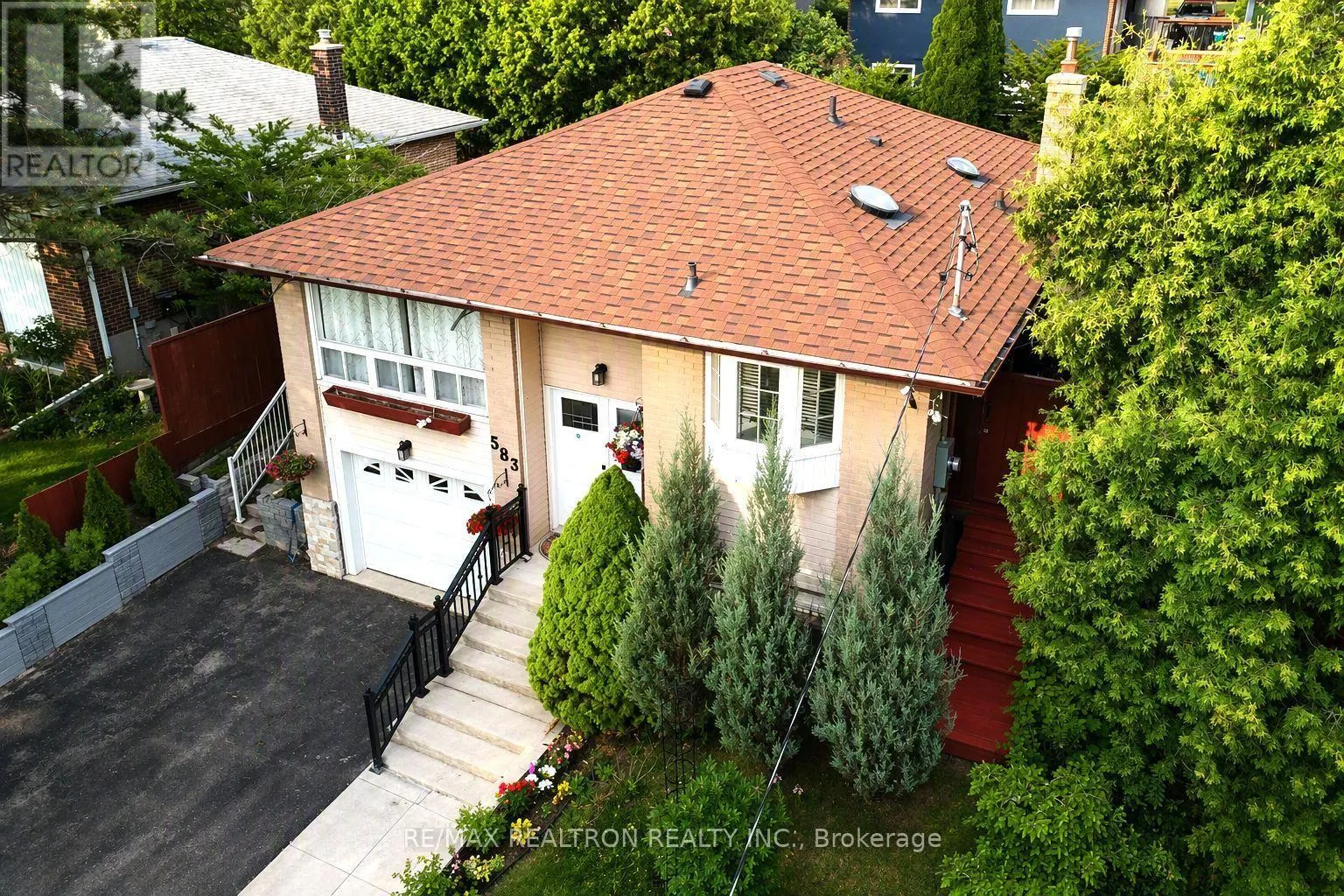 583 PINEWOOD STREET