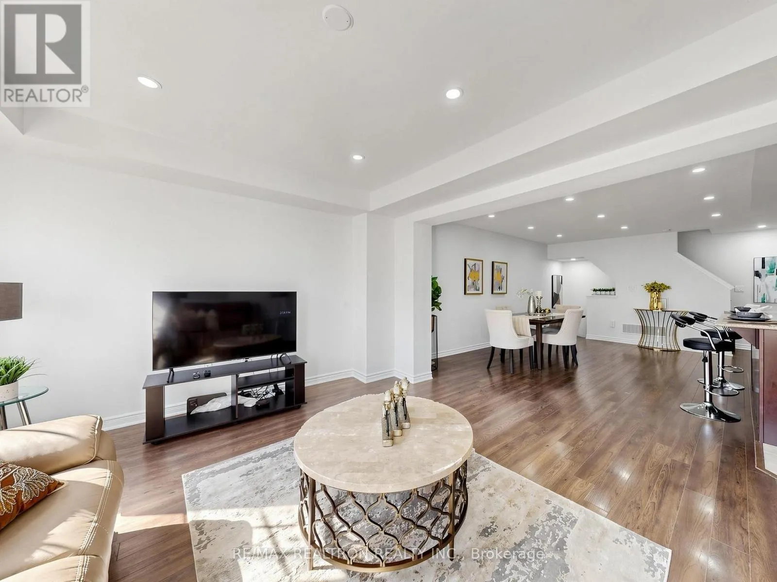 1072 CLIPPER LANE