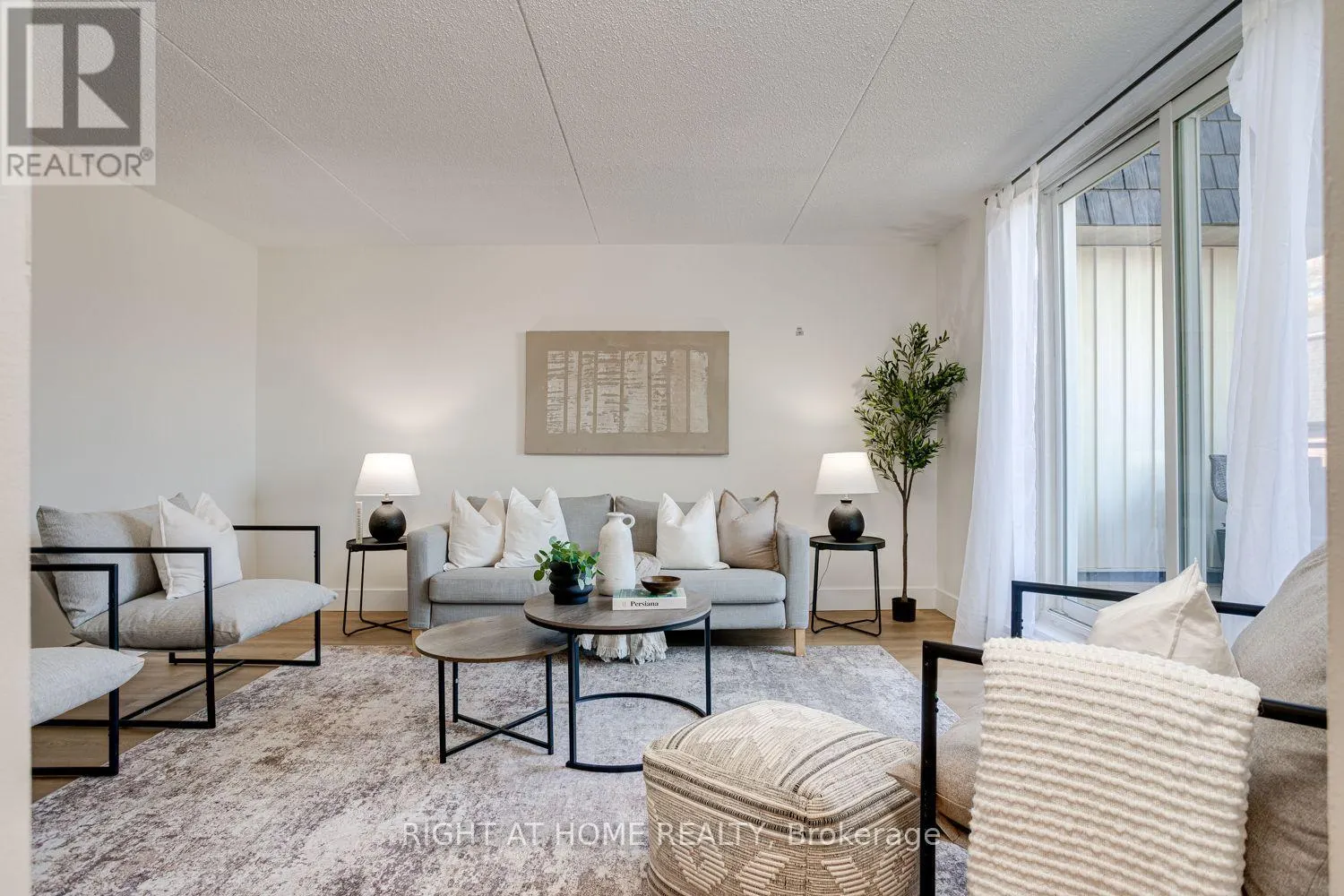 207 - 580 MARY STREET E