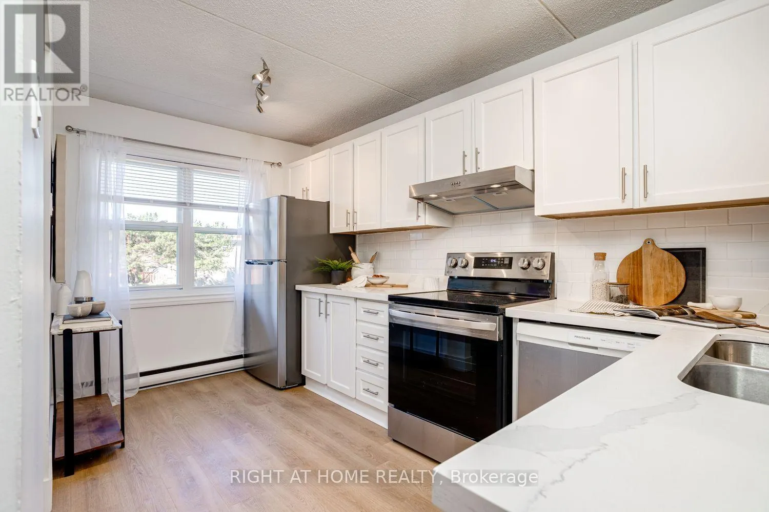 207 - 580 MARY STREET E