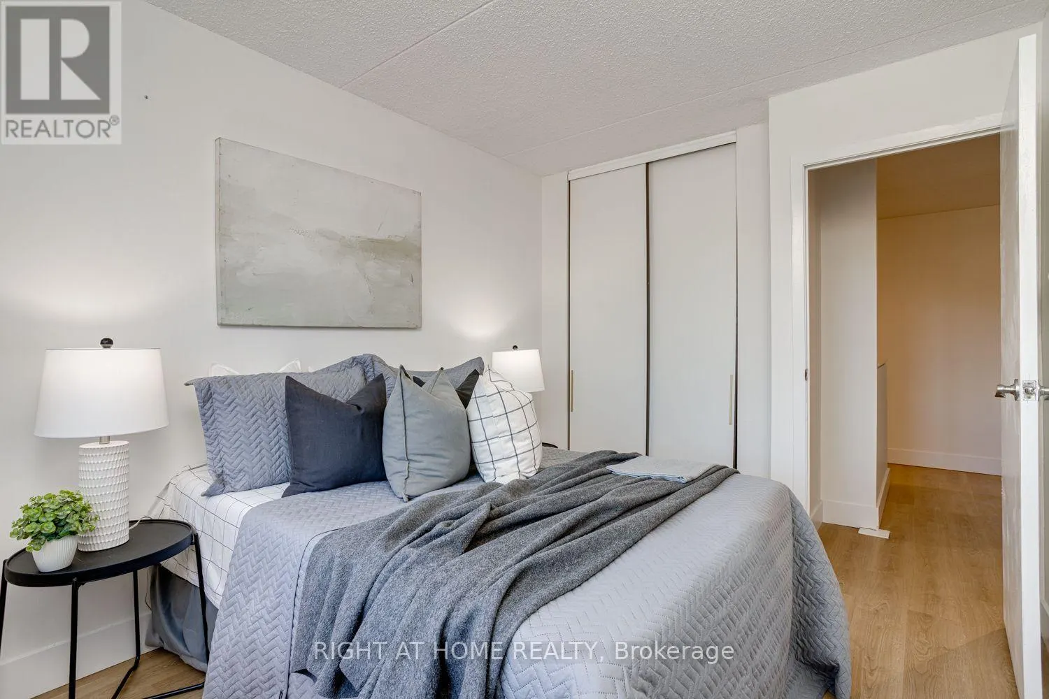 207 - 580 MARY STREET E