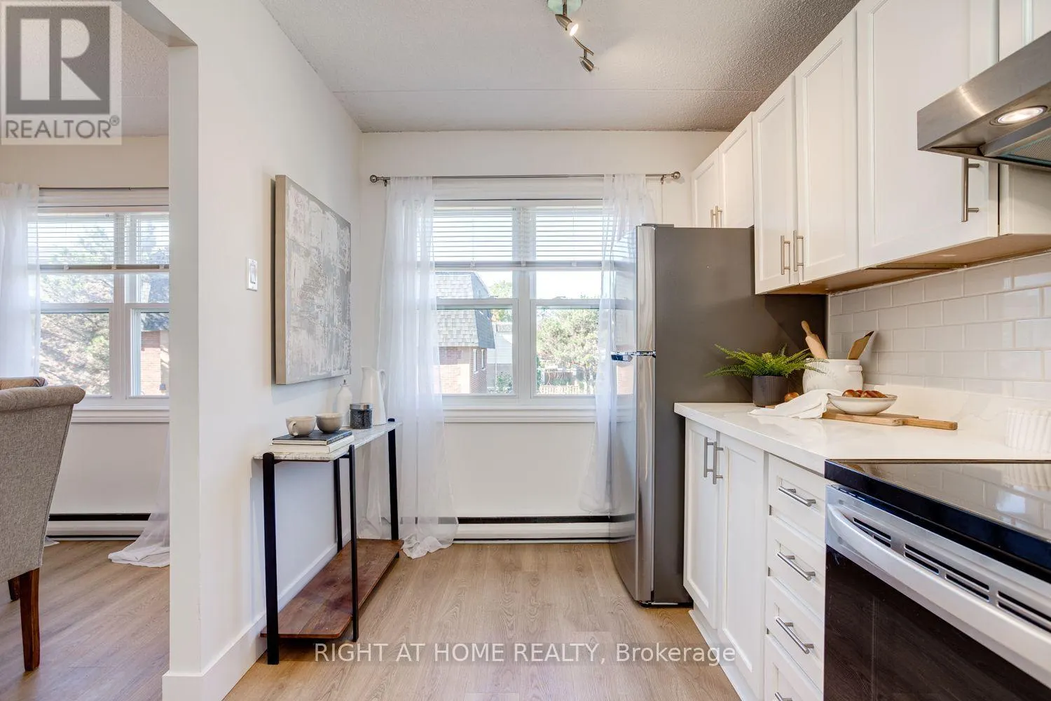 207 - 580 MARY STREET E