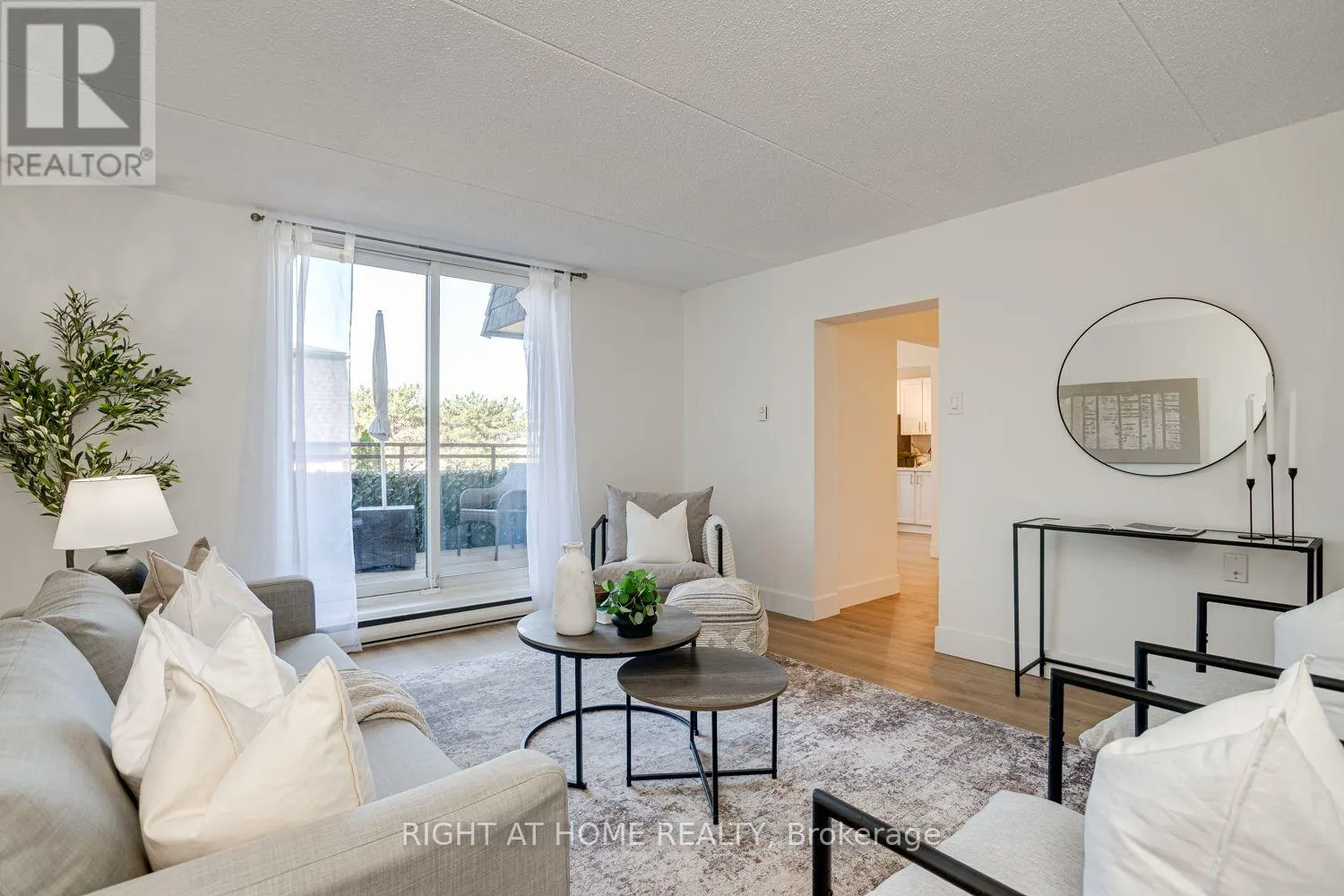 207 - 580 MARY STREET E