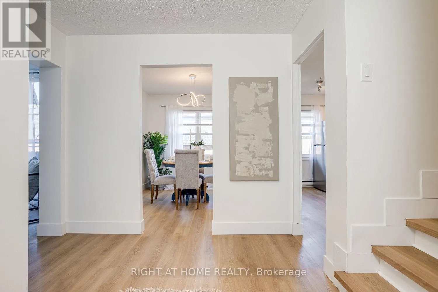 207 - 580 MARY STREET E
