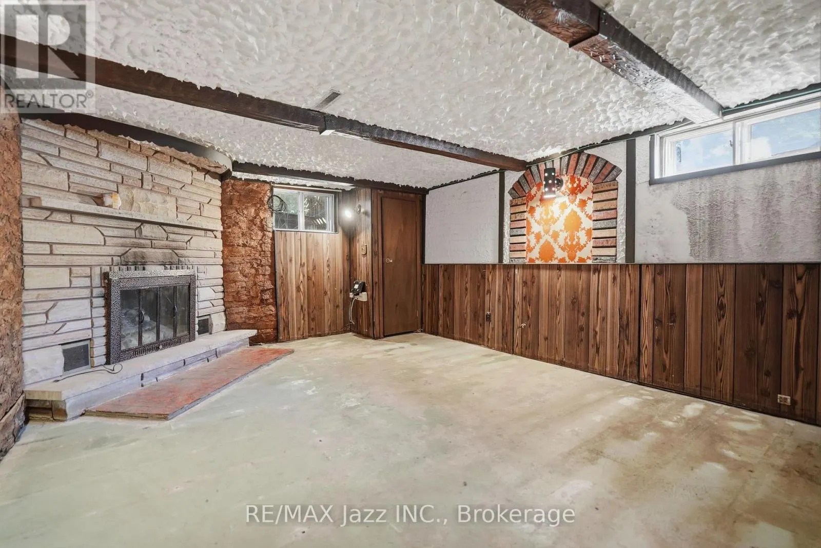 346 CONLIN ROAD E