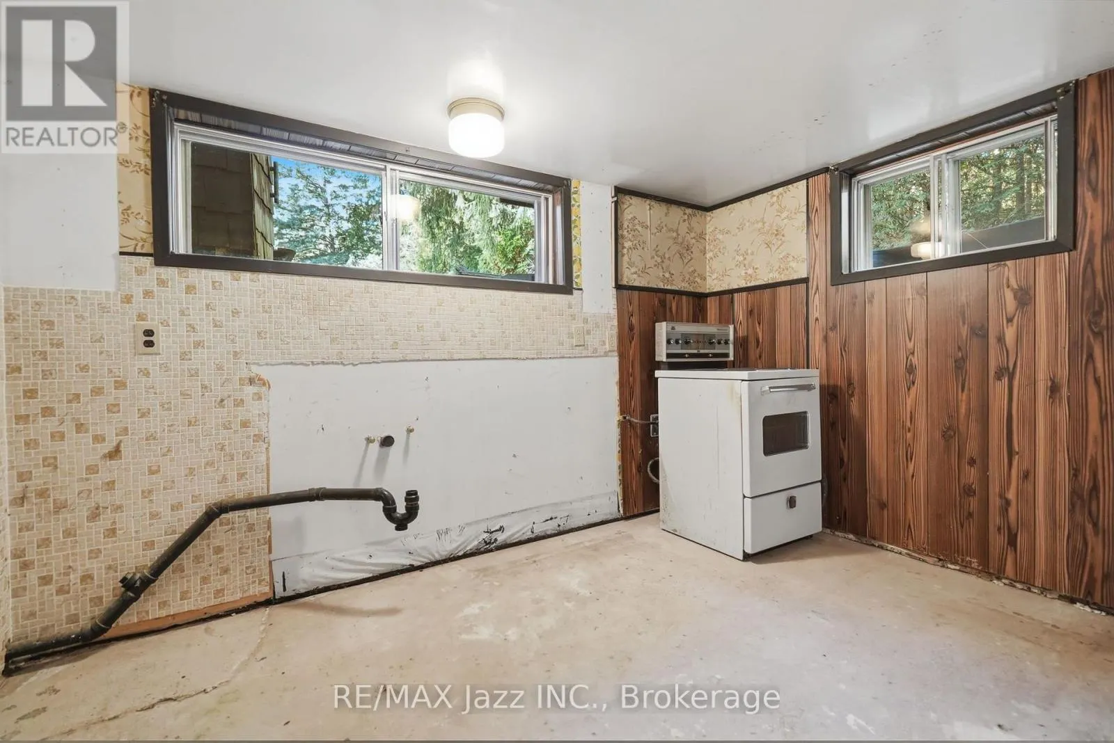 346 CONLIN ROAD E