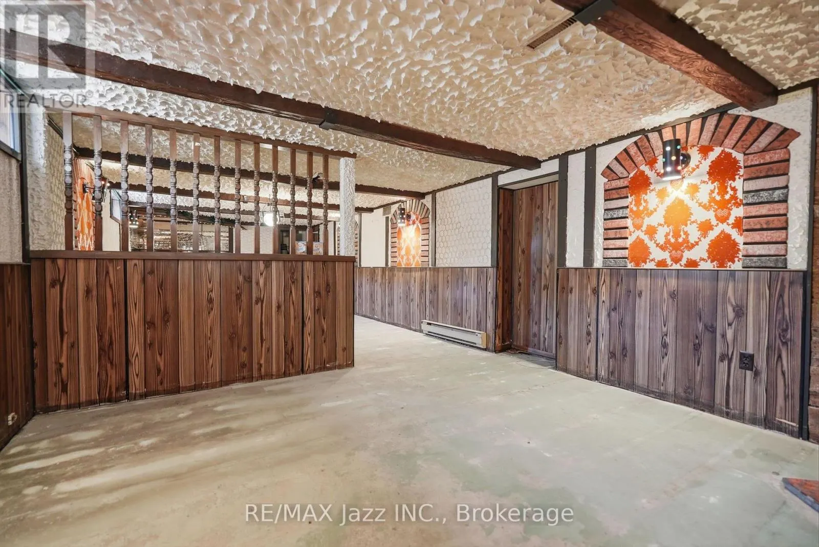 346 CONLIN ROAD E