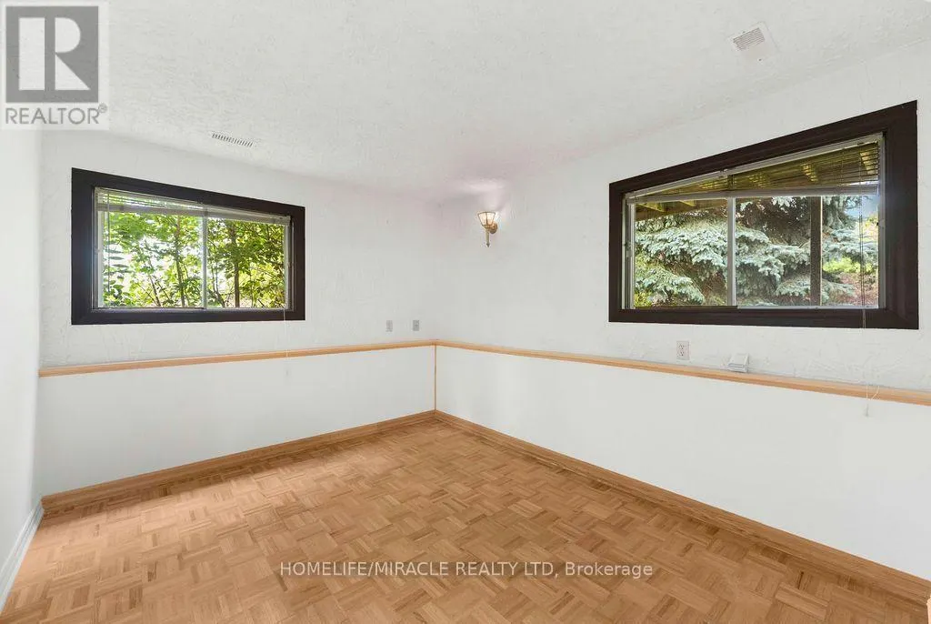 2033 SIMCOE STREET N