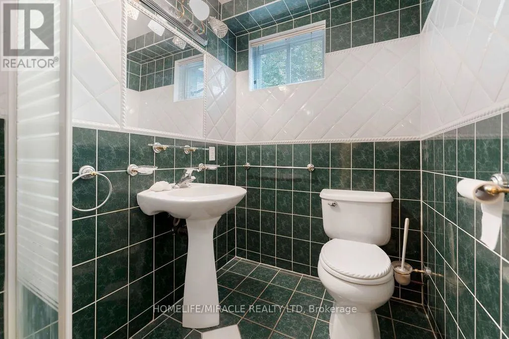 2033 SIMCOE STREET N