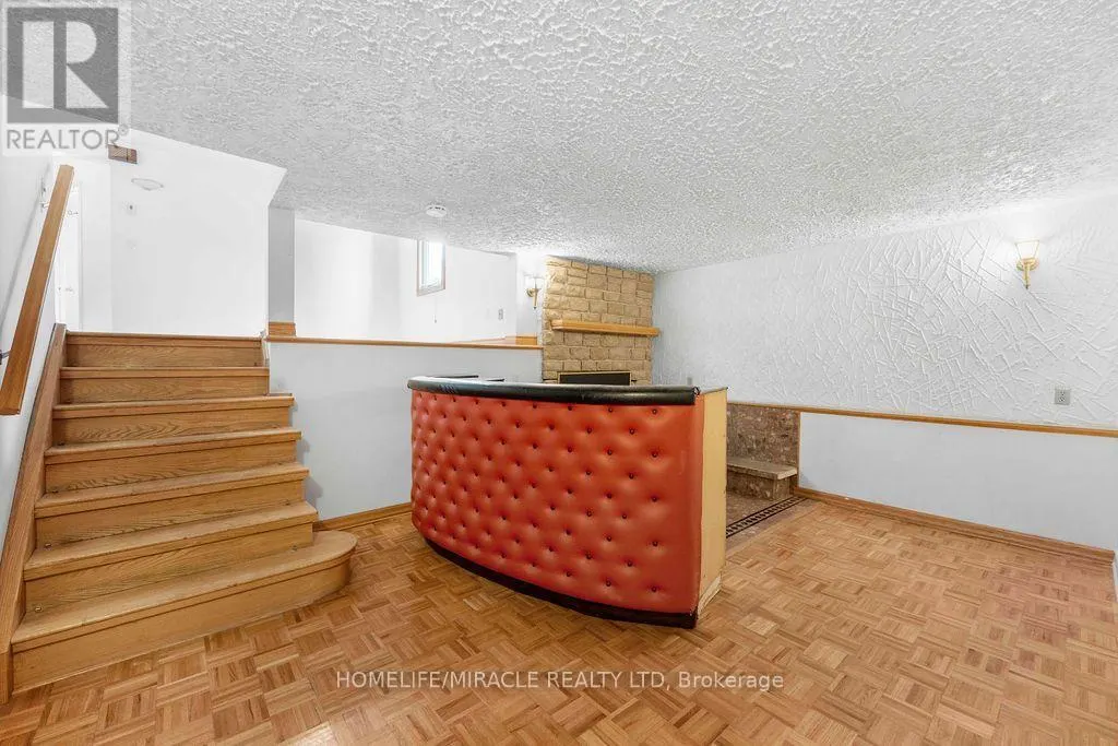 2033 SIMCOE STREET N