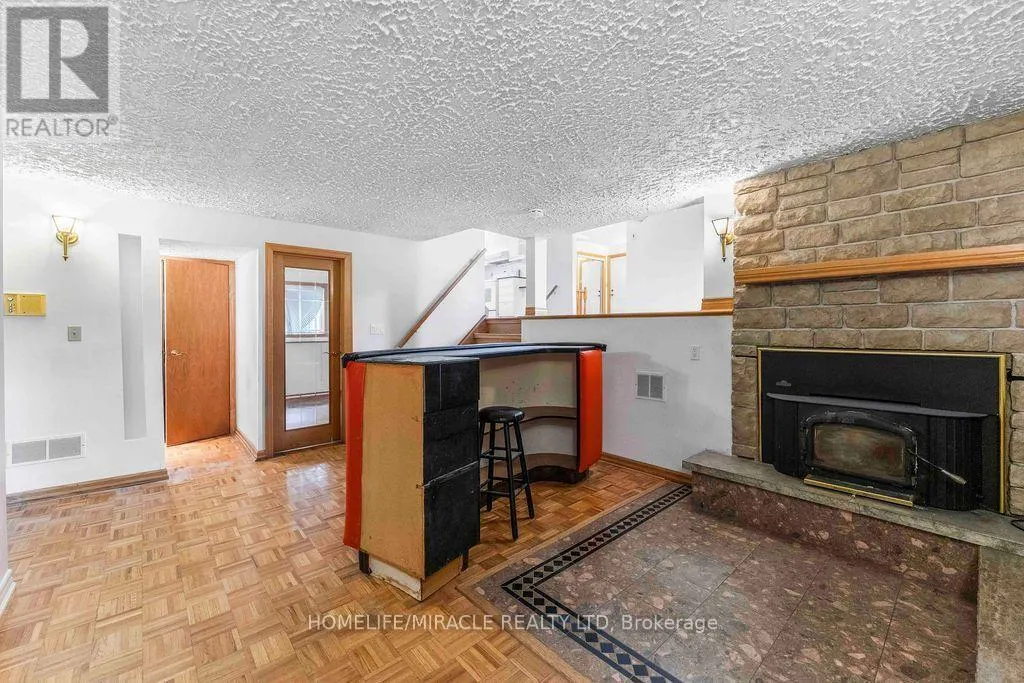 2033 SIMCOE STREET N