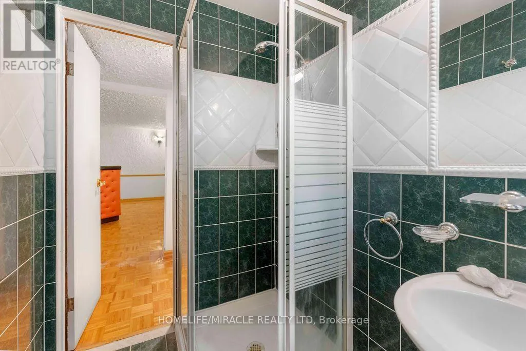 2033 SIMCOE STREET N