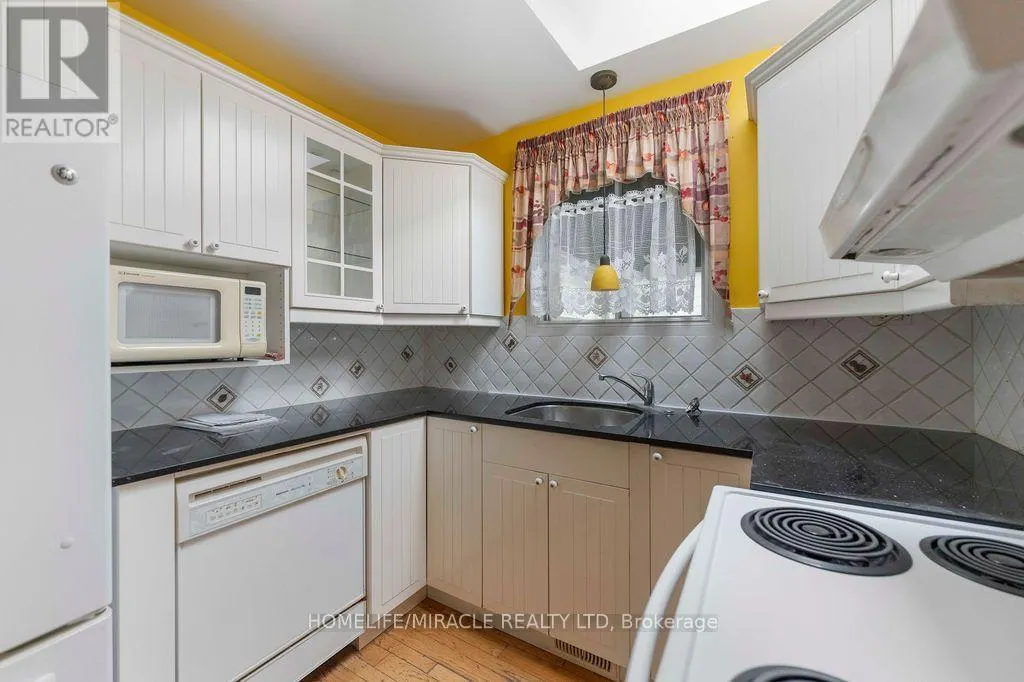 2033 SIMCOE STREET N