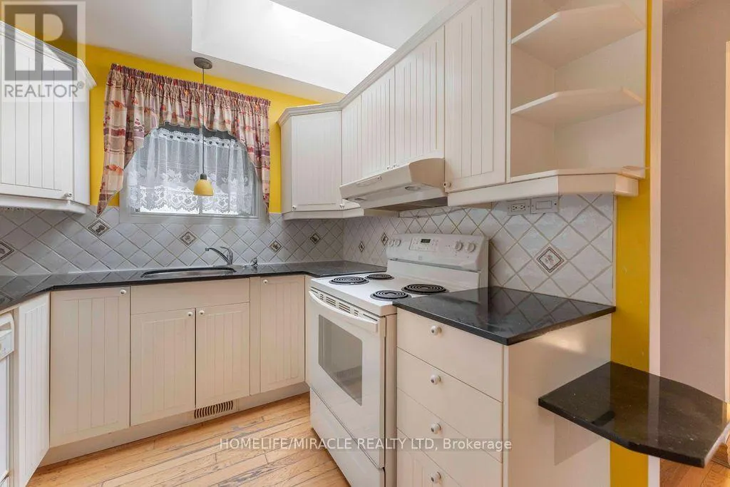2033 SIMCOE STREET N