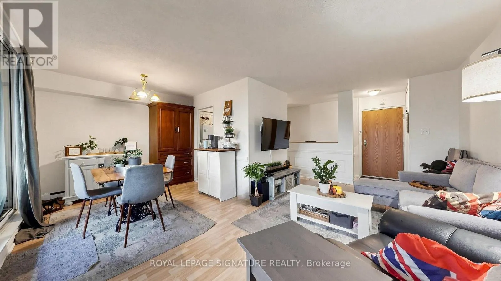 402 - 454 CENTRE STREET S