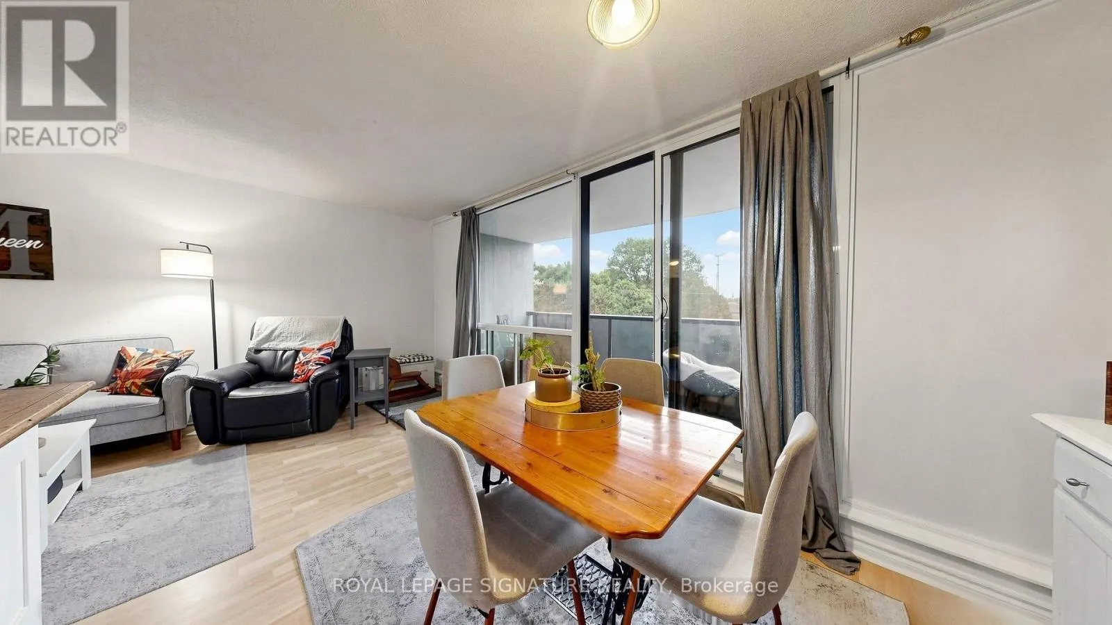 402 - 454 CENTRE STREET S