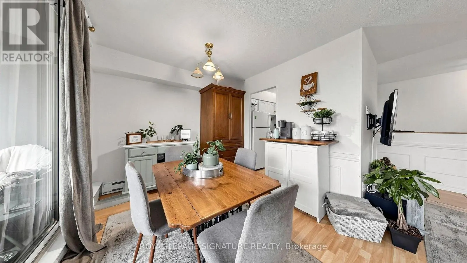 402 - 454 CENTRE STREET S