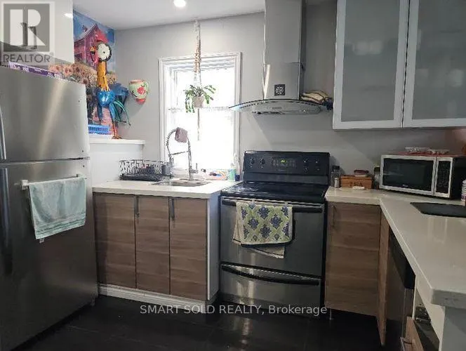 #MAIN LEVEL - 711 DUNLOP STREET W