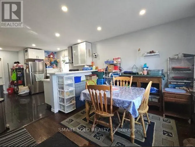 #MAIN LEVEL - 711 DUNLOP STREET W