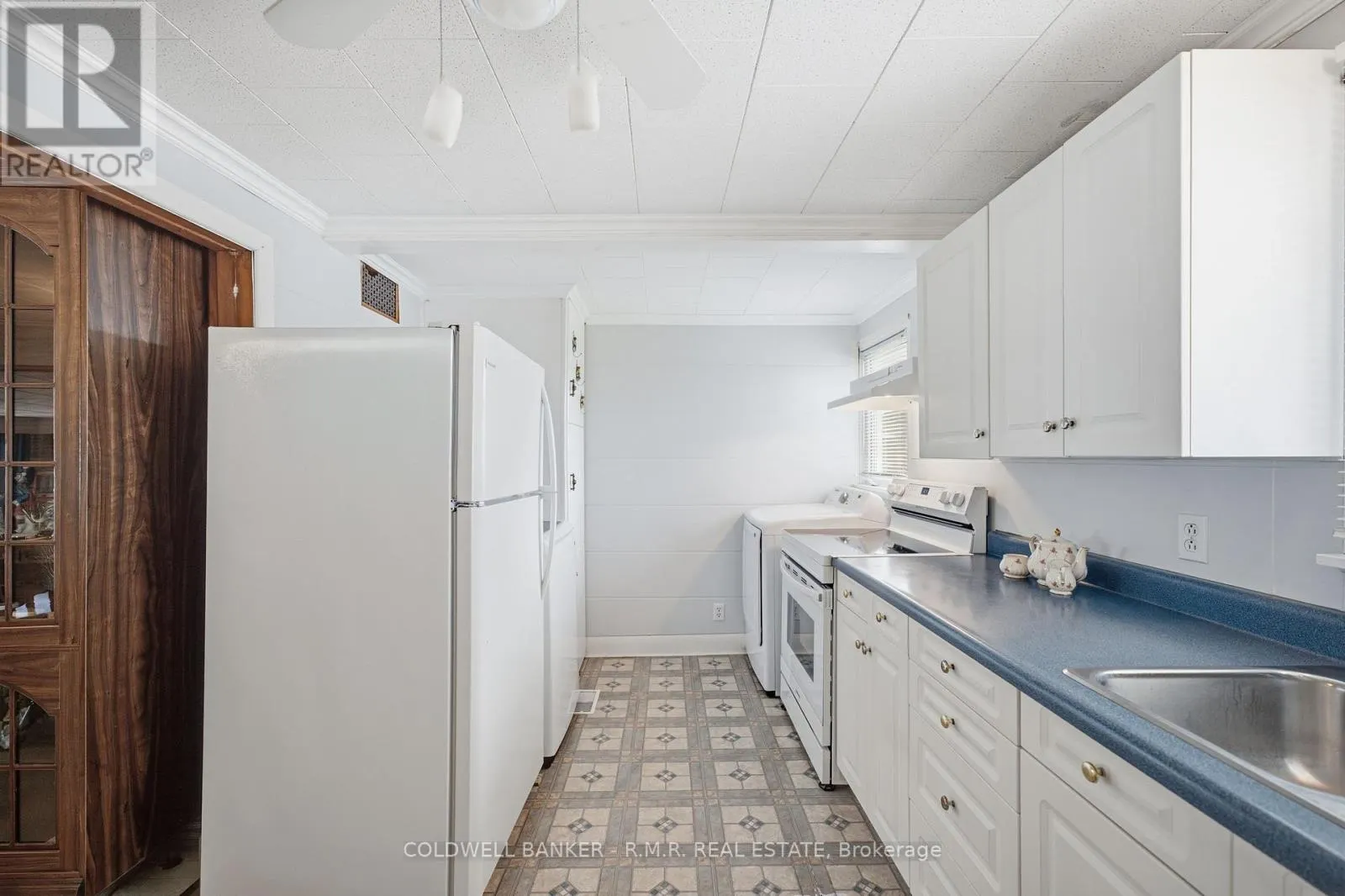 87 EDGEWOOD CRESCENT