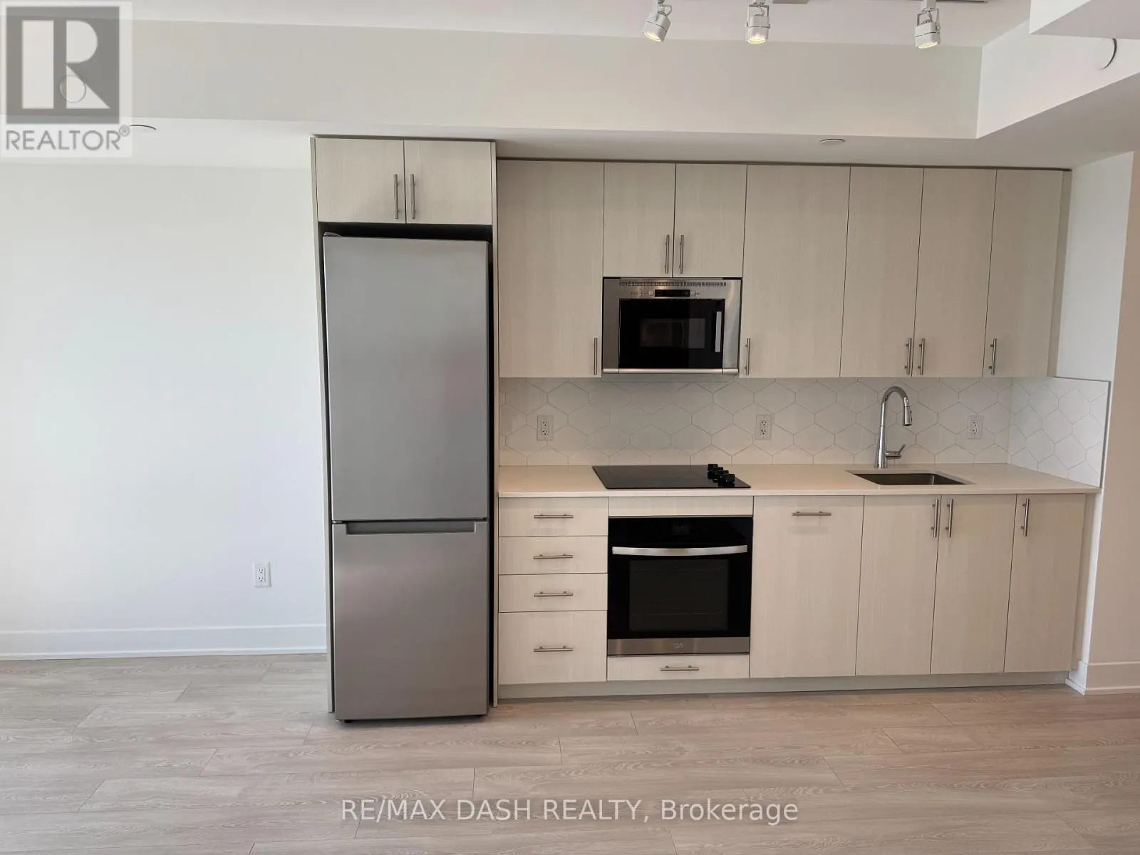 1622 - 2545 SIMCOE STREET N