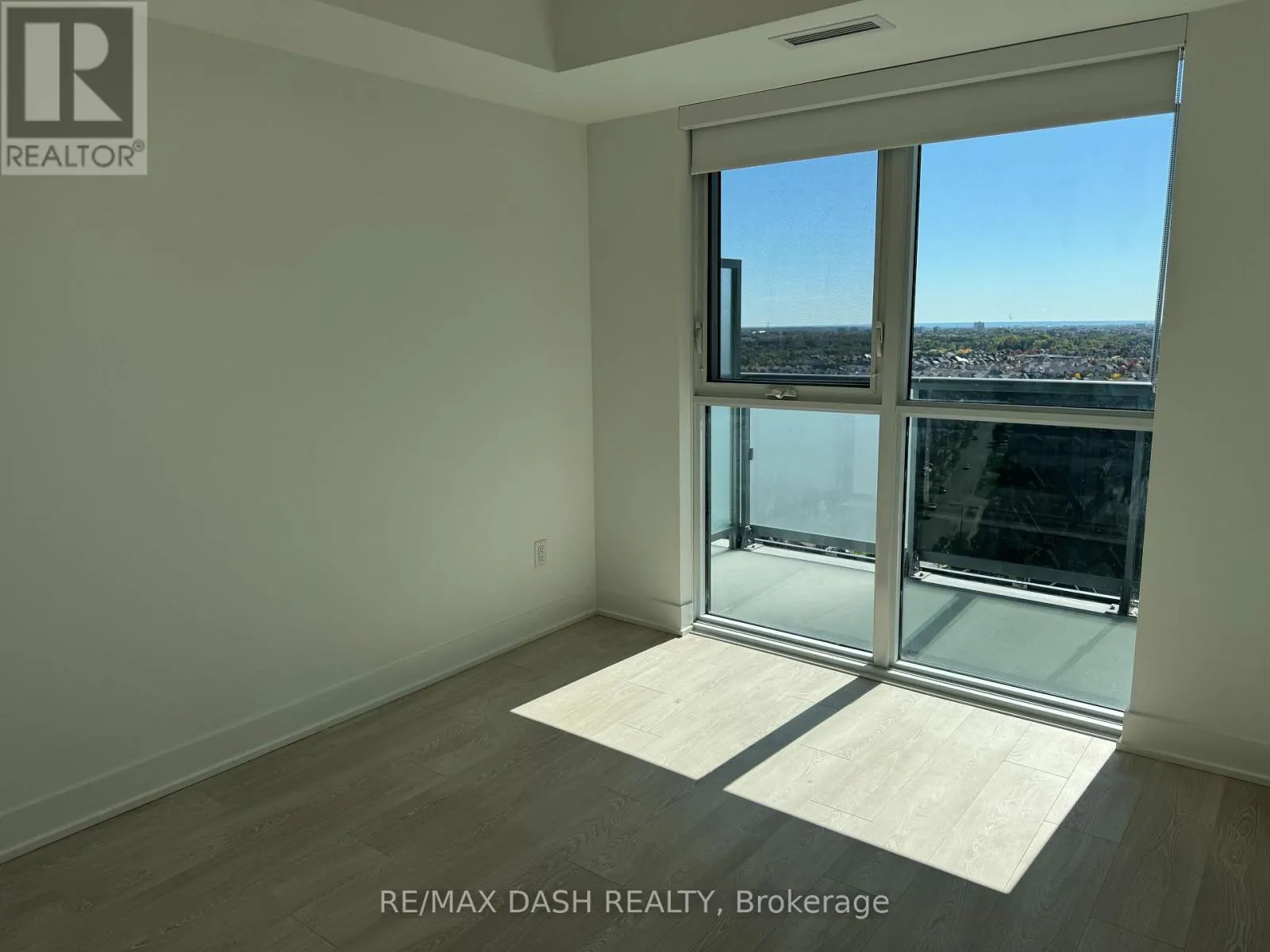1622 - 2545 SIMCOE STREET N