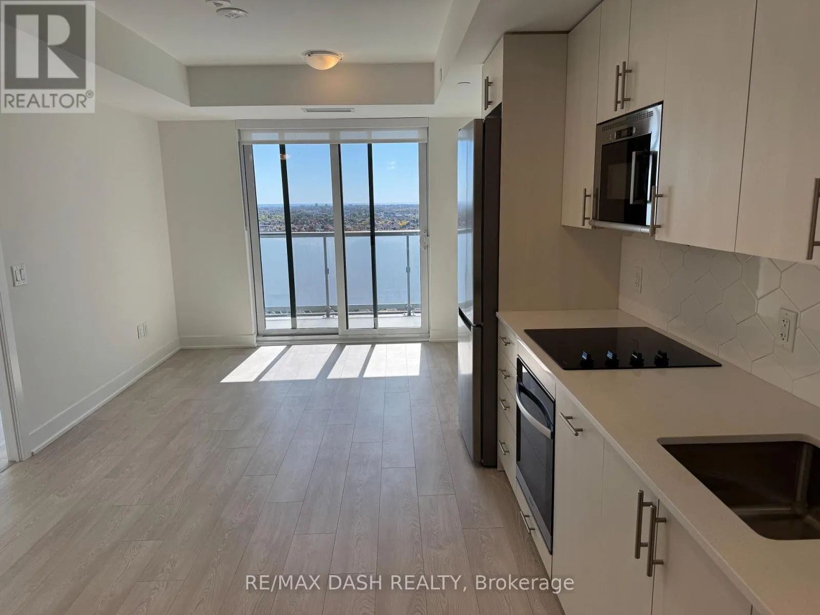 1622 - 2545 SIMCOE STREET N