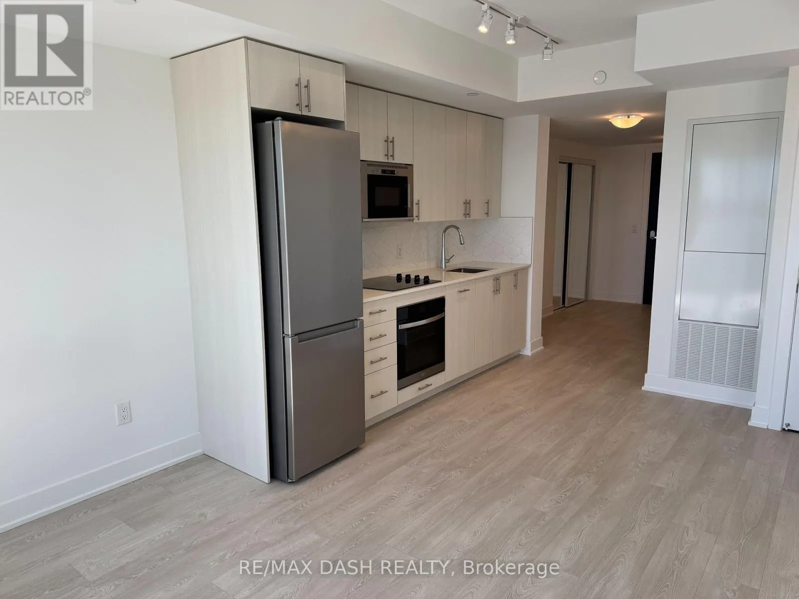 1622 - 2545 SIMCOE STREET N